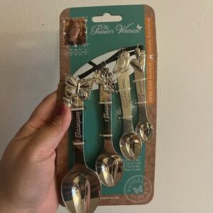 New HTF 2016 the pioneer woman measuring spoons flower, bird, heart, butterfly